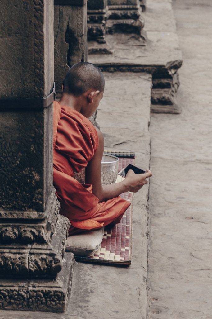 Moine connecté à Angkor Vat #cambodge