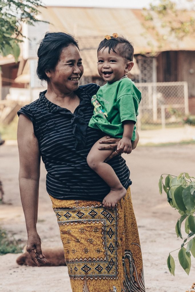 Portrait d'une grand-mère et son petit fils au Cambodge