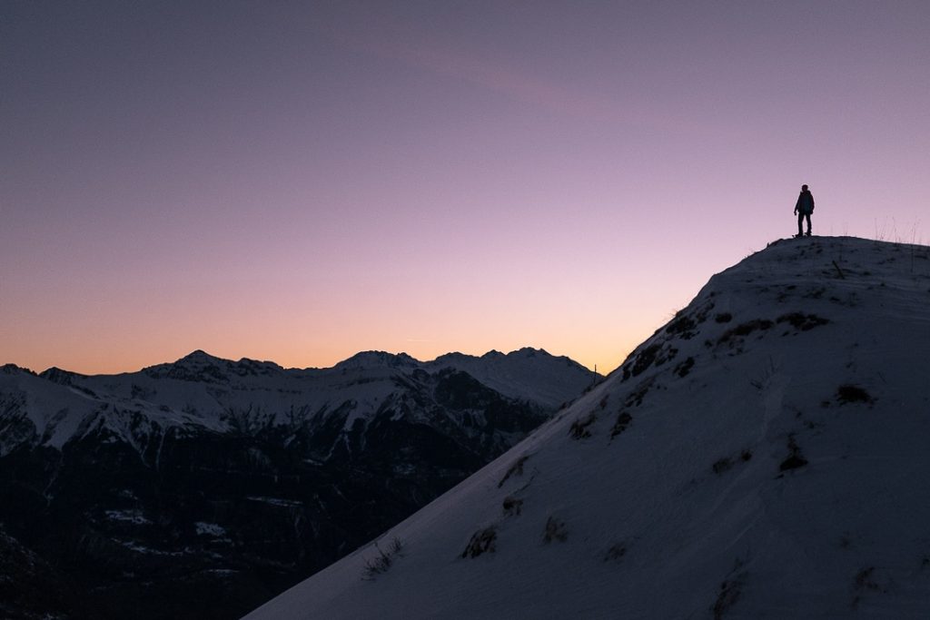 En haut des crêtes au lever du soleil à La Toussuire, France