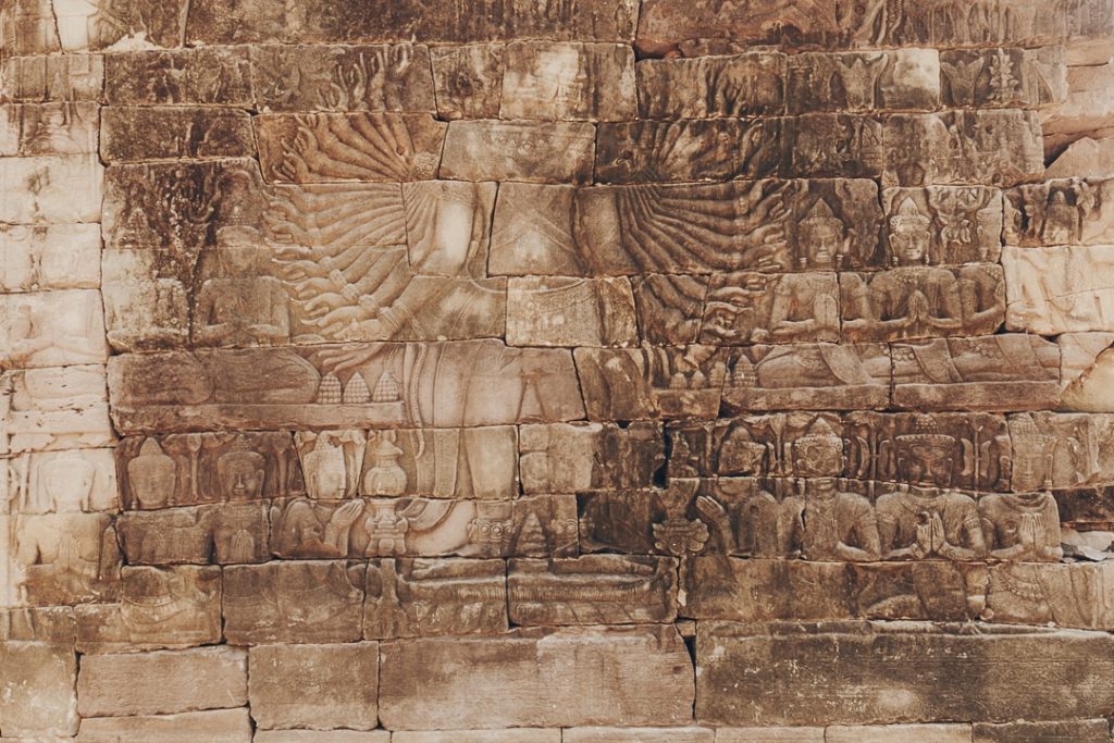 Sculpture aux multiples bras, un joyau du temple de banteay Chhmar