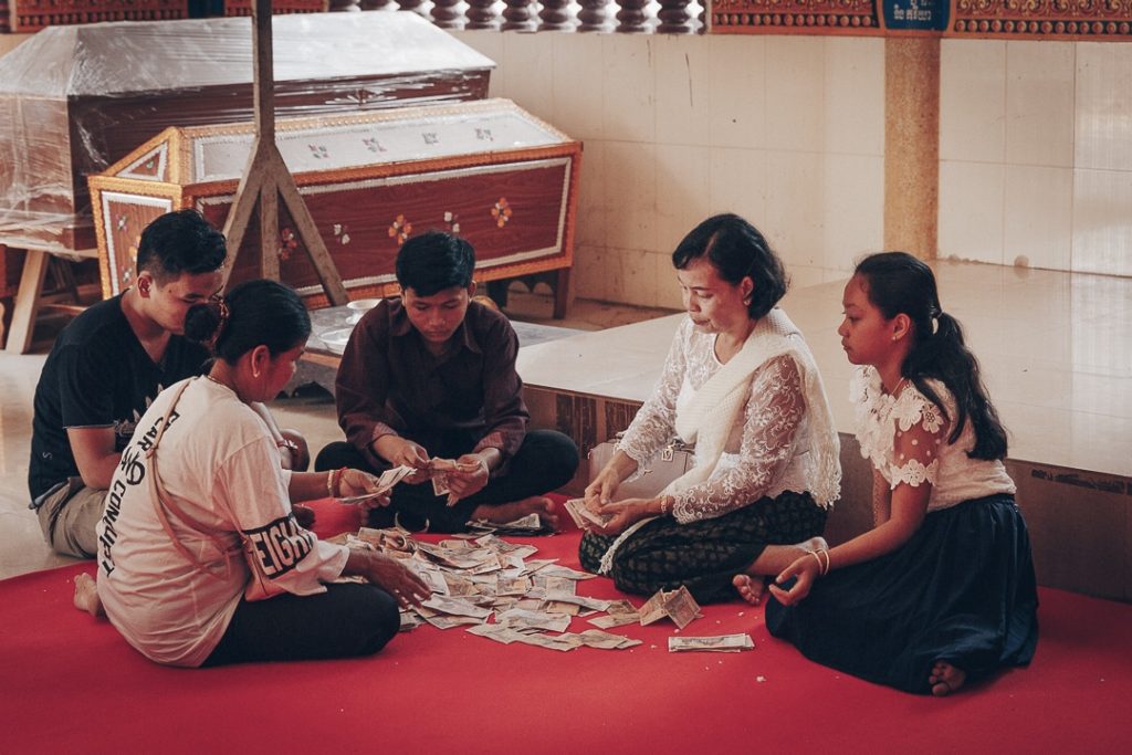 Le jour du nouvel an Khmer, on compte la recette des offrandes - Cambodge