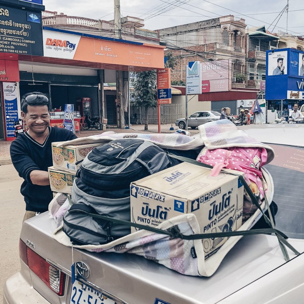 Taxi chargé sur le coffre pour Banteay Chhmar