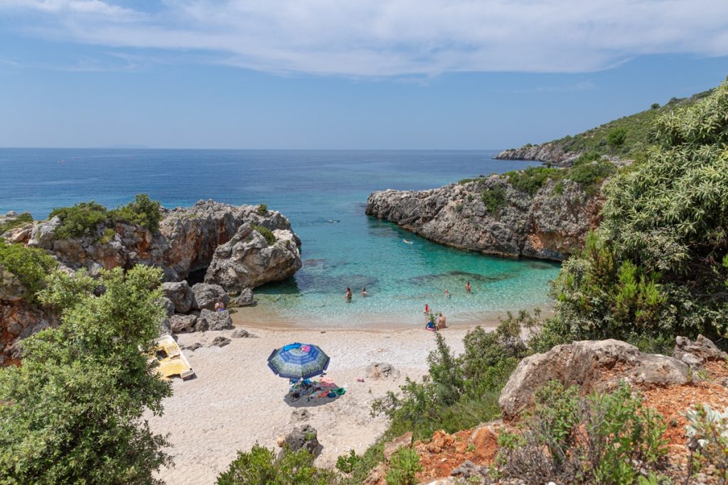 Crique sauvage à Himarë sur la Riviera Albanaise. Elle est située à une quarantaine de minutes de Livadhi beach #albanie