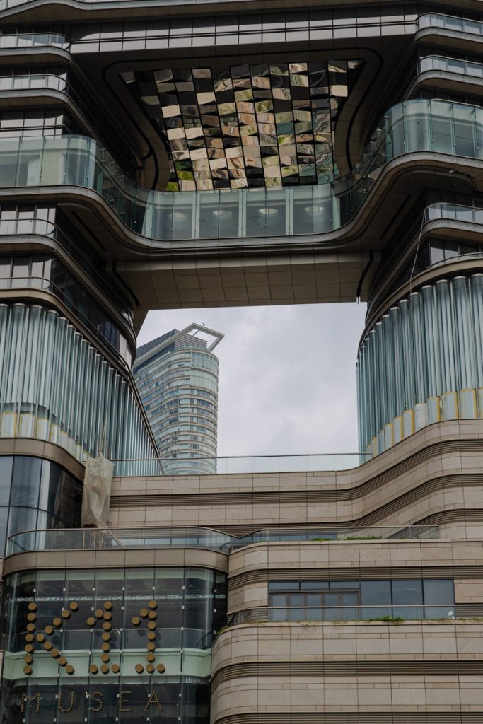 Hong Kong est une ville feng shui, il n'est pas rare de voir des trous dans des immeubles #discoverhongkong