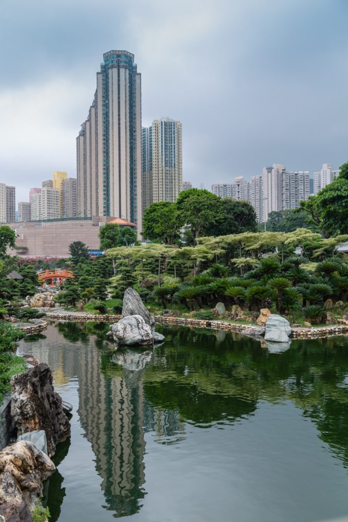 Contraste des Jardins de Nan Lian et des buildings à Hong Kong #discoverhongkong #hongkong