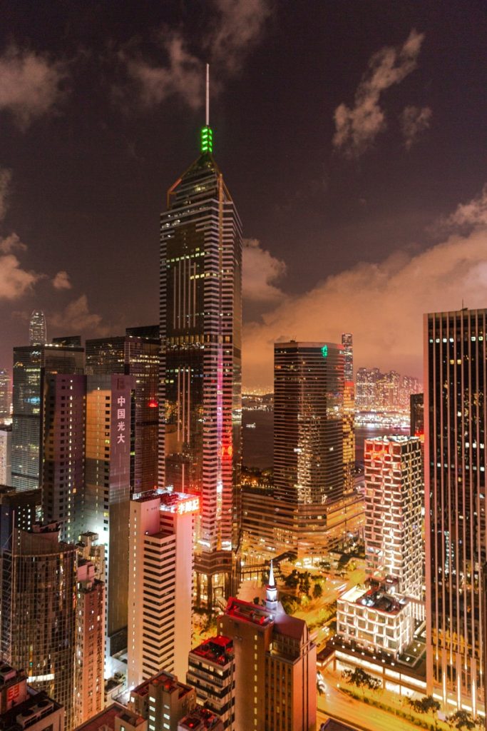 Où boire un verre à Hong Kong ? La terrasse du Wooloomooloo à Wan Chai offre une vue panoramique sur la skyline #discoverhongkong #hongkong