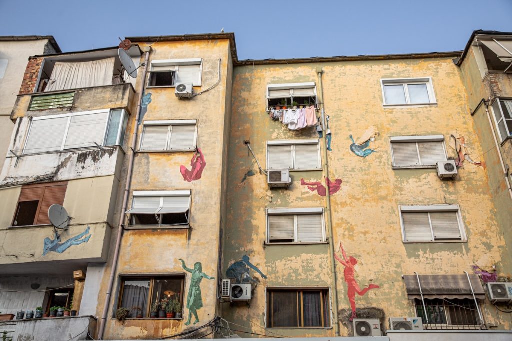 Il y a pas mal de street art à Tirana, notamment dans le quartier trendy Blloku #albanie #streetart