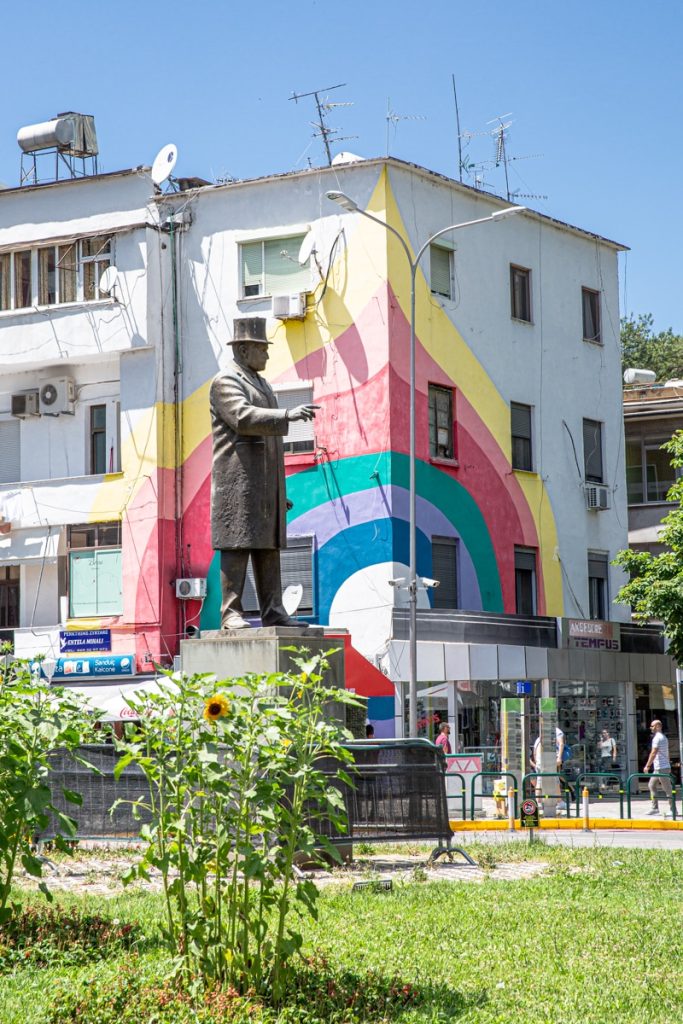 La place Wilson de Tirana avec ses bâtiments colorés emblématiques de la période post guerre froide