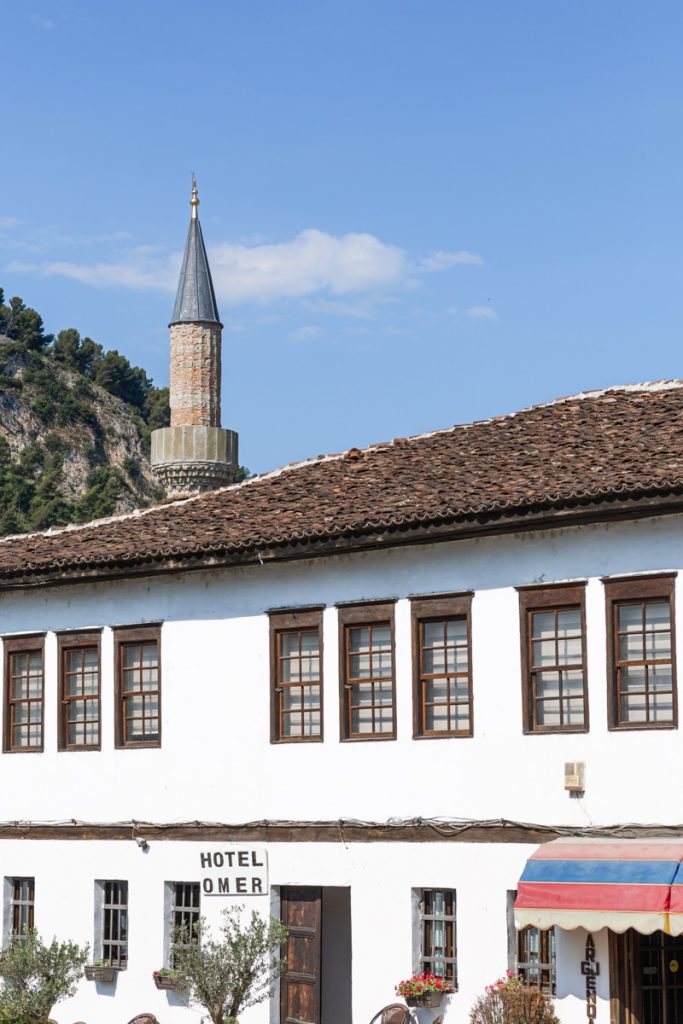 Le minaret de la mosquée ottomane de Berat en Albanie