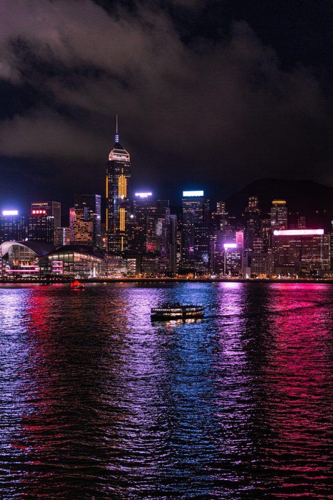 La skyline de hong kong de nuit depuis TST, un incontournable à Hong Kong #discoverhongkong