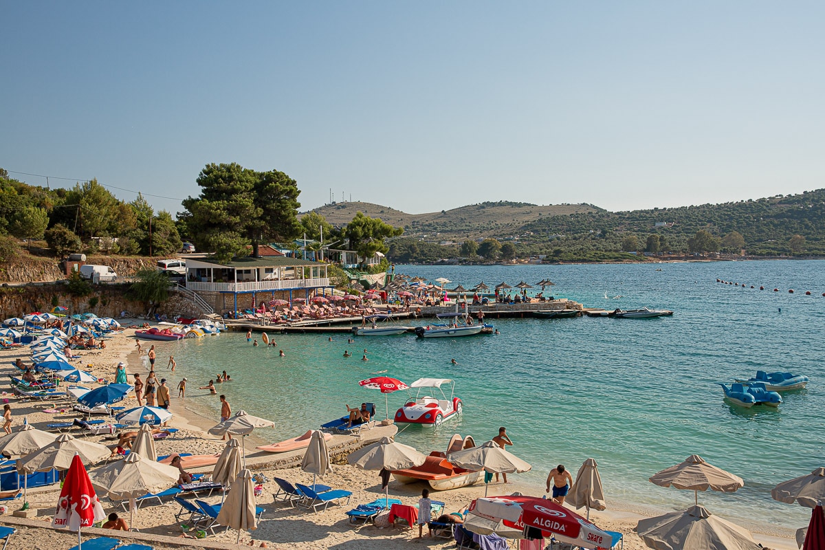 Tourisme en Albanie : les plages bondées de Ksamil, au sud du pays #albanie