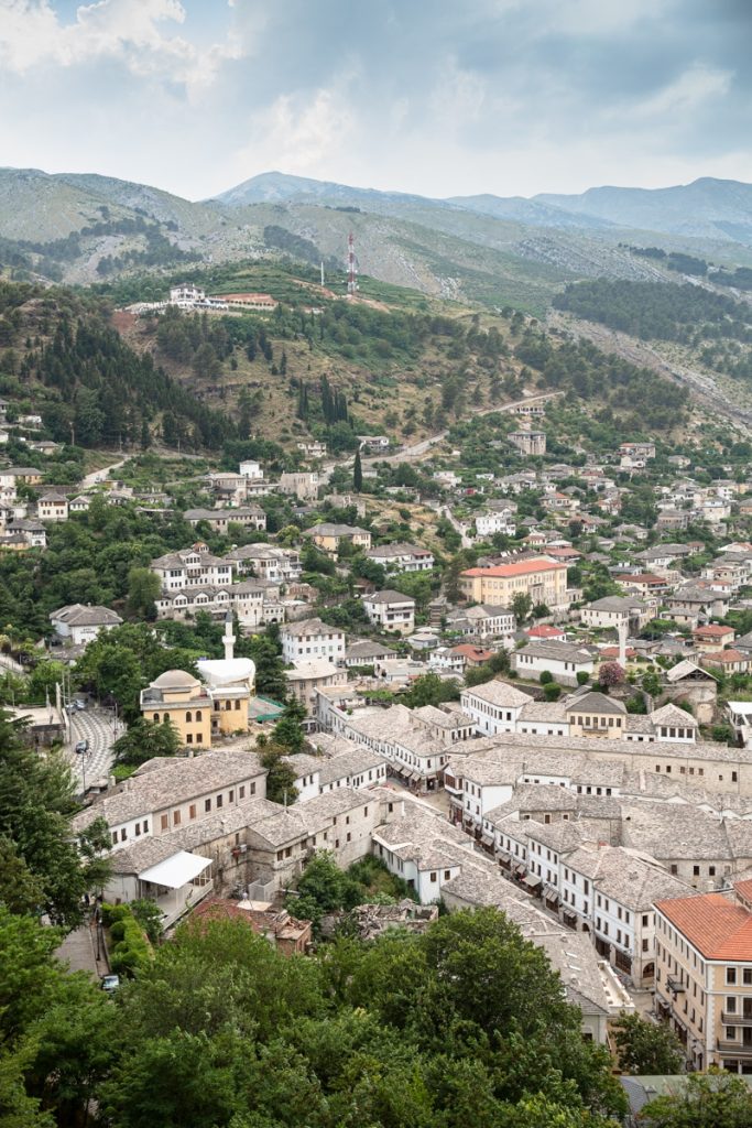 Albanie - Vue sur la ville de Gjirokastra, la ville de pierres #albanie #gjirokastra