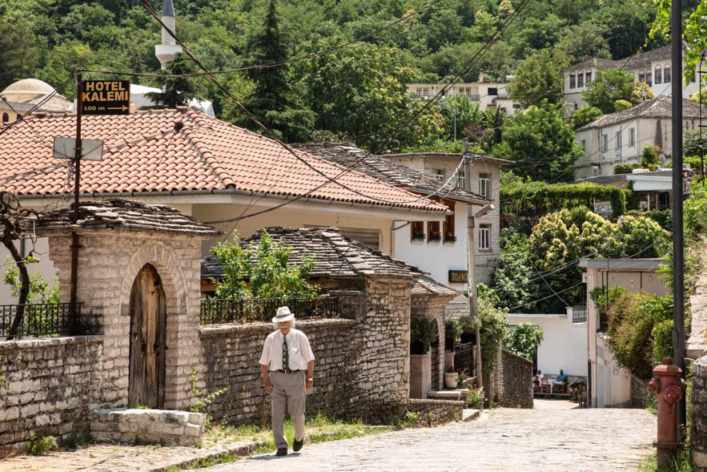 Pappy dans les rues de Gjirokastra en Albanie