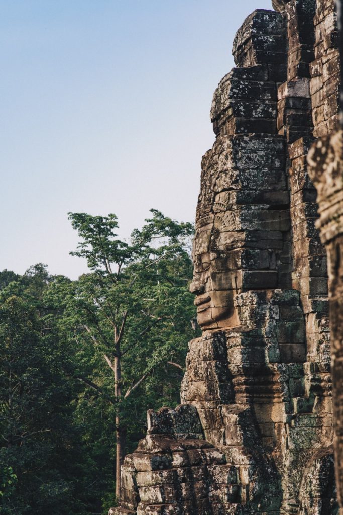 Le sublime Bayon au lever du soleil sur le site d'Angkor