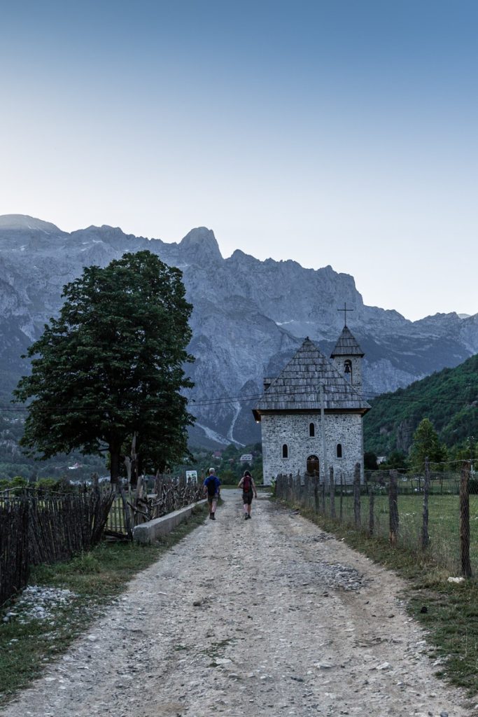 Eglise de Theth, l'icône du village de montagne en Albanie