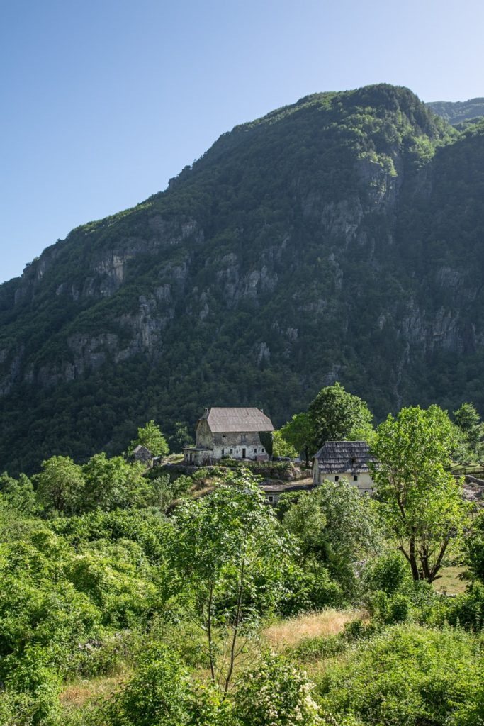 Ferme traditionnelle de theth, le paradis de la randonnée en Albanie