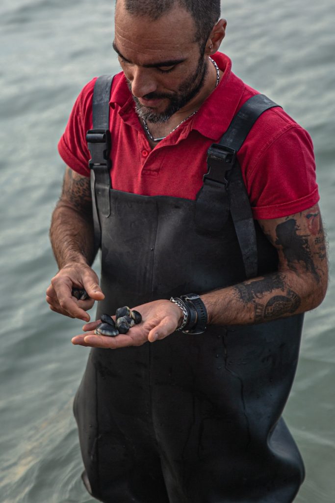 Pêcheur de palourdes dans le delta du po en Italie #inemiliaromagna