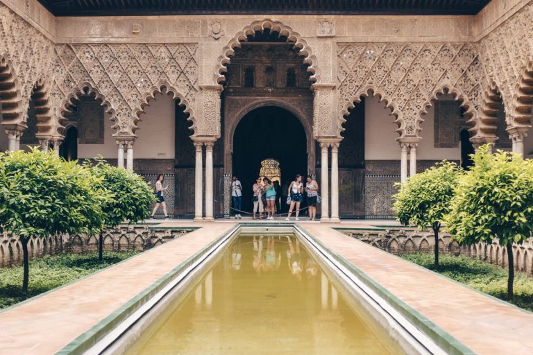 Cour du Real Alcazar à Séville - Espagne