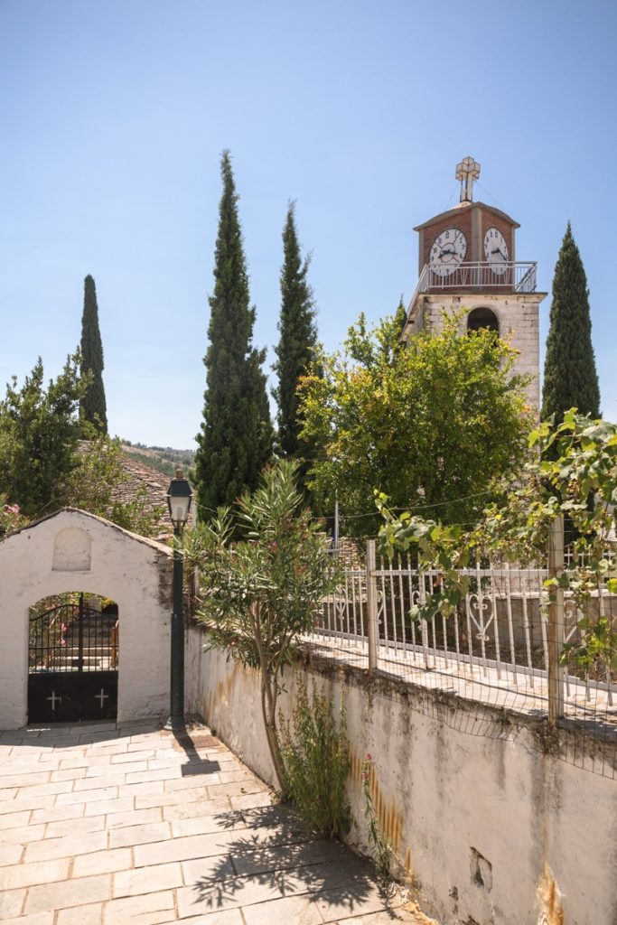 Theologos est mon village préféré sur l'île de Thassos en Grèce. Situé dans les montagnes on s'y balade tranquillement et on y trouve des produits locaux comme le miel, l'huile d'olive et même des sandales.