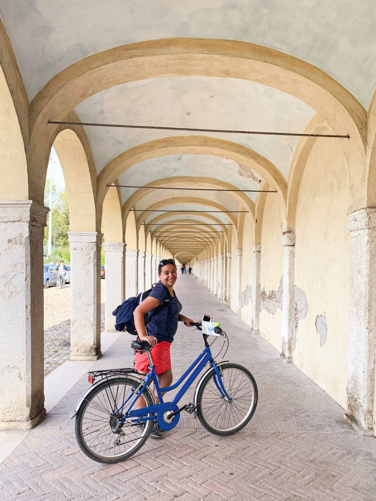 Découvrir le delta du Pô à vélo est fortement recommandé. Le vélo se loue à Comacchio à l'office de tourisme et permet de se balader pour aller voir les flamants roses qui se trouvent autour du lagon