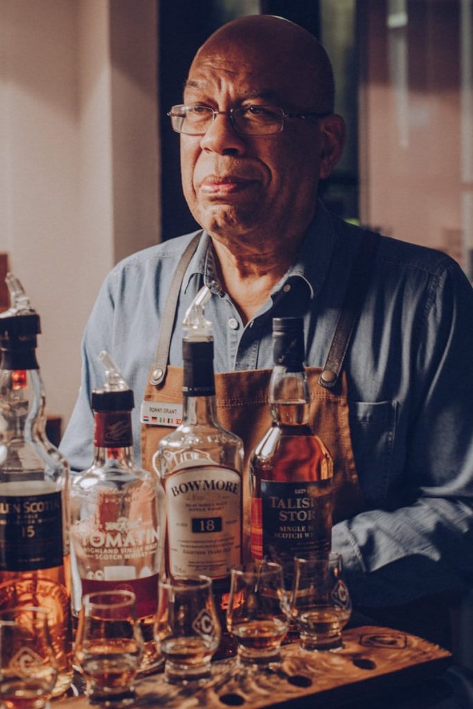 Ronny Grant de la distillerie Clyde à Glasgow est une bible du whisky. A faire la dégustation Whisky chocolat