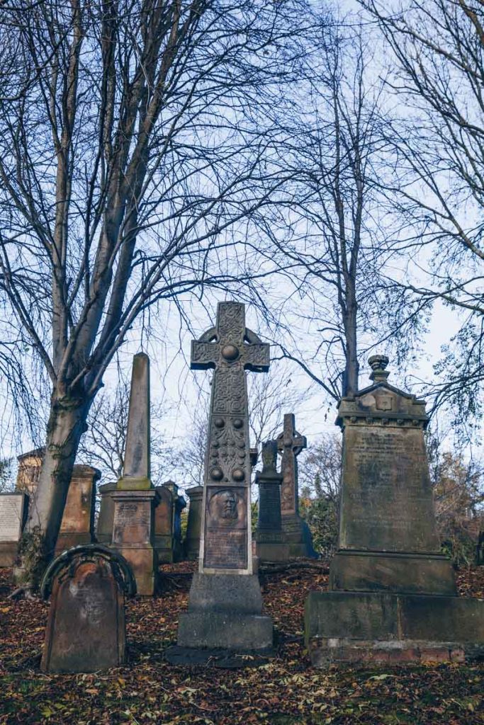 Croix celte dessinée par Mackintosh vue dans la nécropole de Glasgow