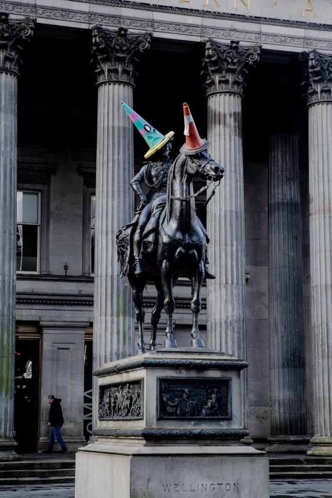 Statue du duc de Wellington coiffée d'un cone de chantier... Du street art pour emblème de Glasgow