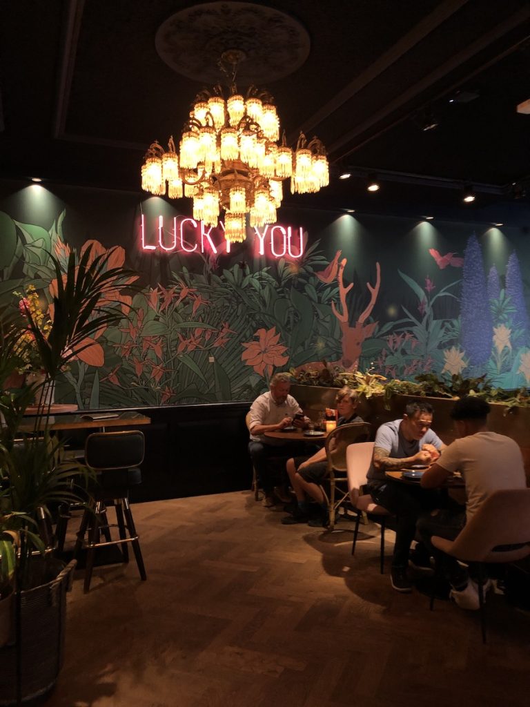 Intérieur du restaurant street food club à Utrecht
