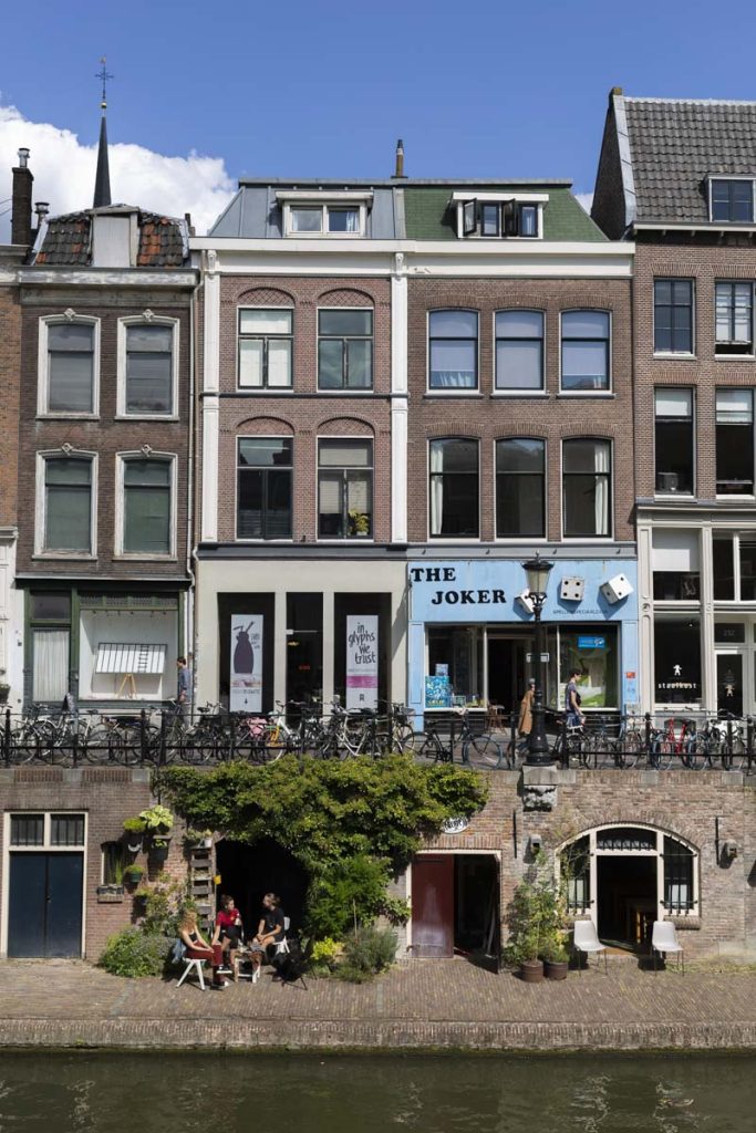 Ruelle qui borde les canuaux d'Utrecht
