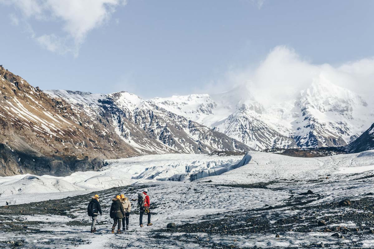 Groupe de randonneurs accompagné sur un glacier en Islande