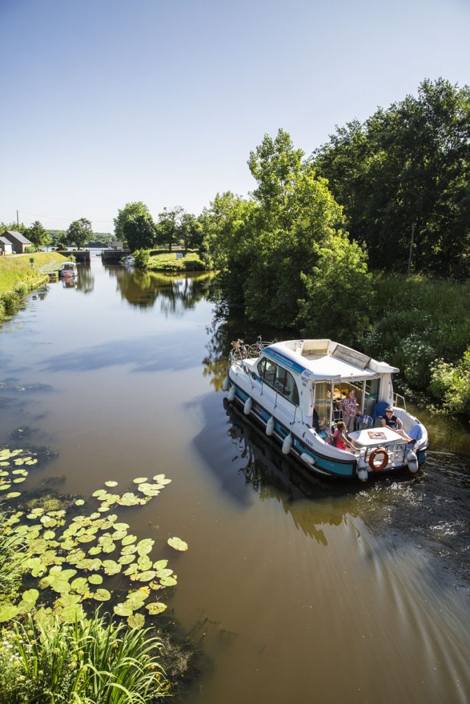 Bateau sans permis à faire au printemps sur le Canal de Nantes à Brest