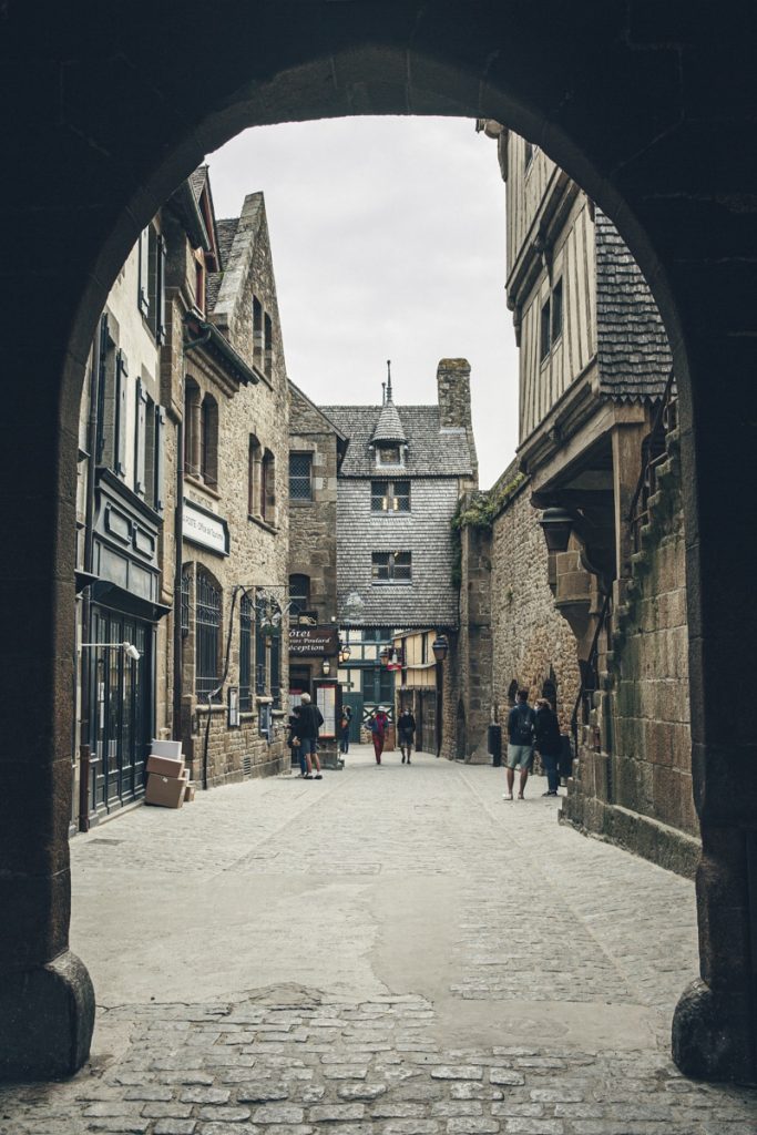 la-grande-rue-Mont-saint-michel