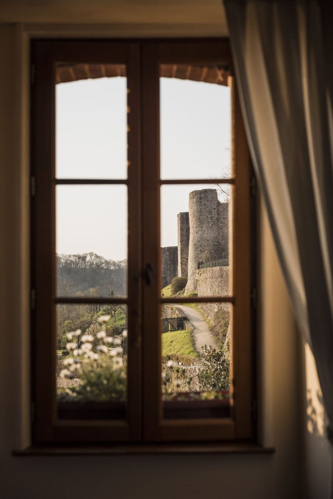 Vue sur les remparts de Sainte-Suzanne en Mayenne