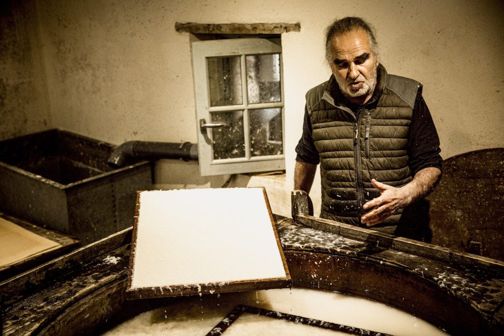 carlos-robert-moulin-a-papier
