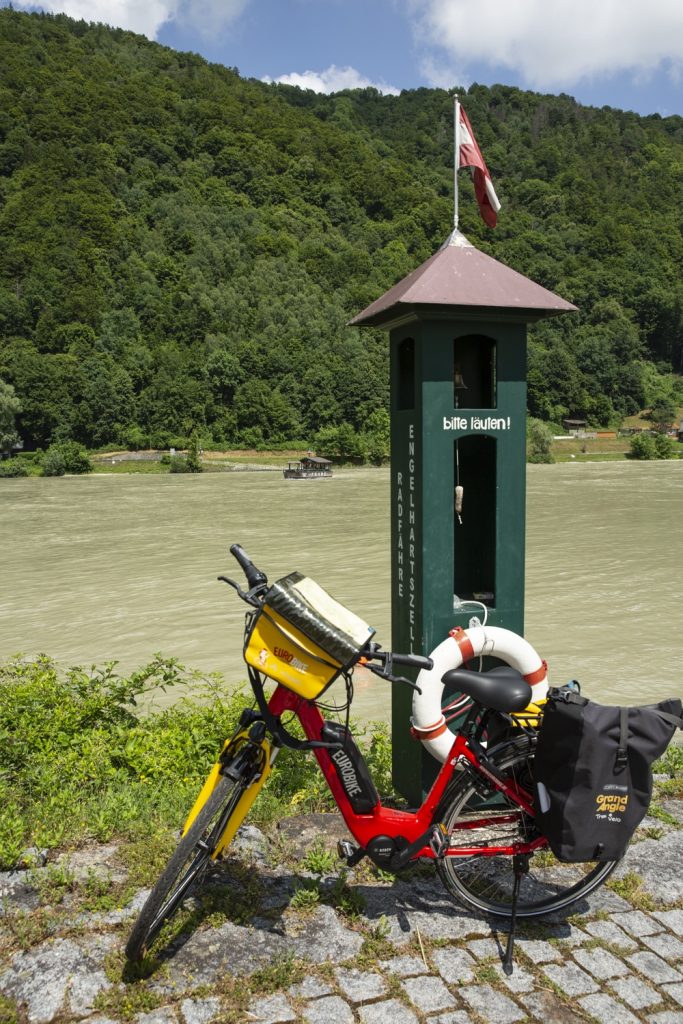 traverser le Danube en ferry