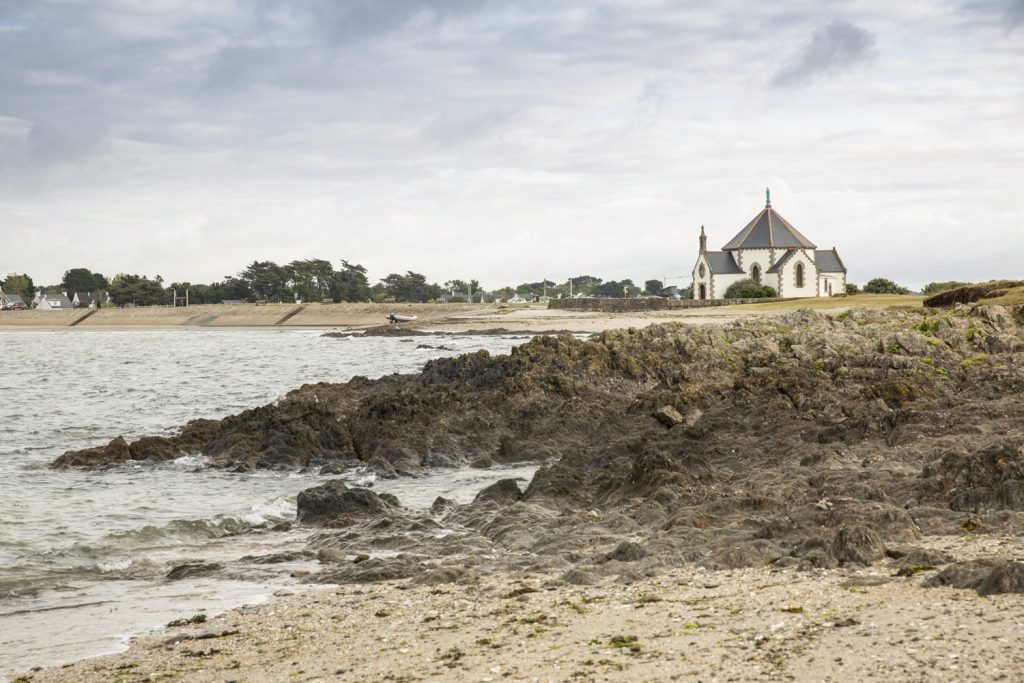 Chapelle Octogonale sur une plage rocheuse de la presqu'île de Rhuys