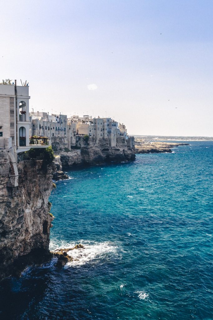 mer turquoise sur la ville perchée de Polignano a mare dans les Pouilles