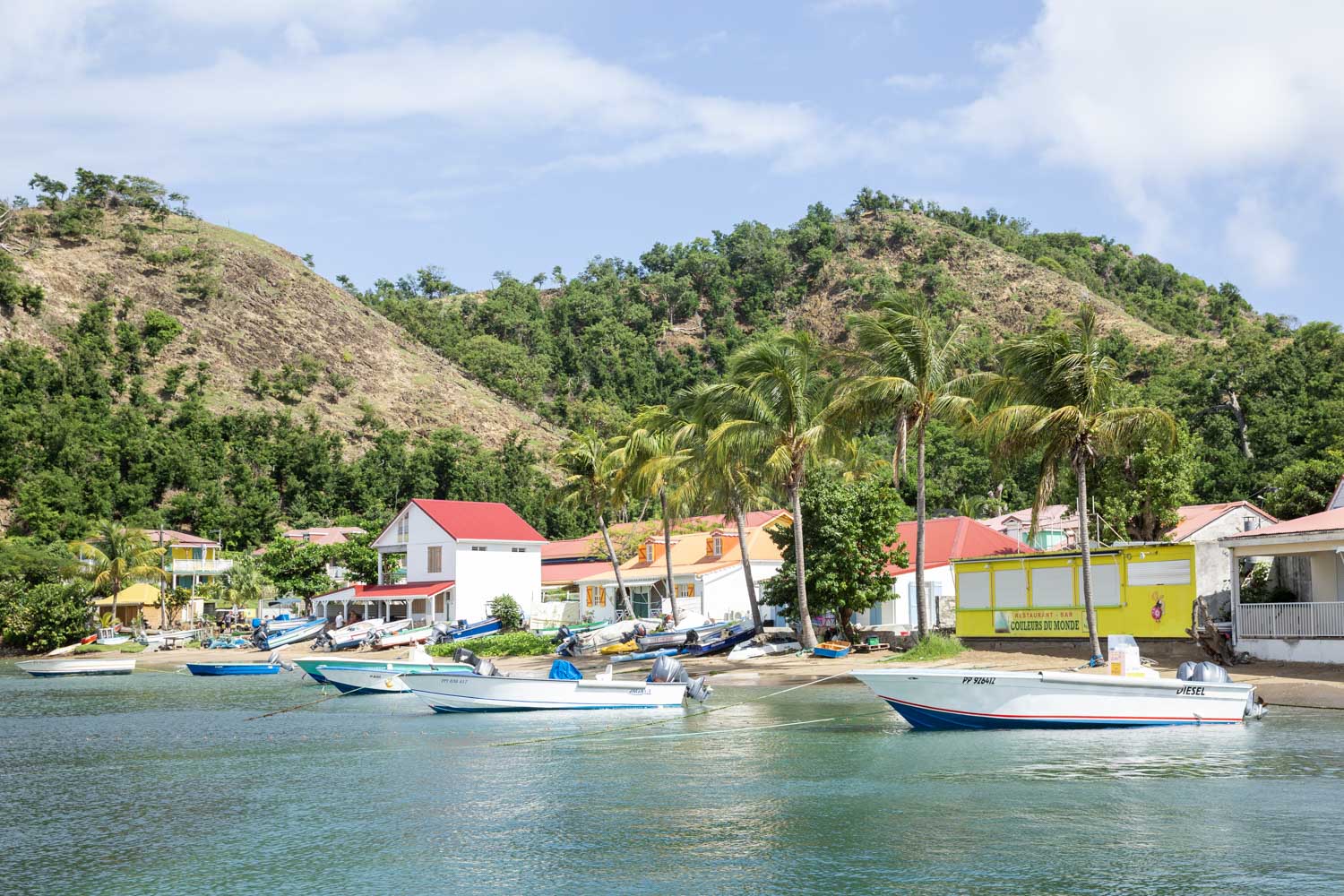 Paysages de bateaux, petites maisons dans la baie des Saintes en Guadeloupe