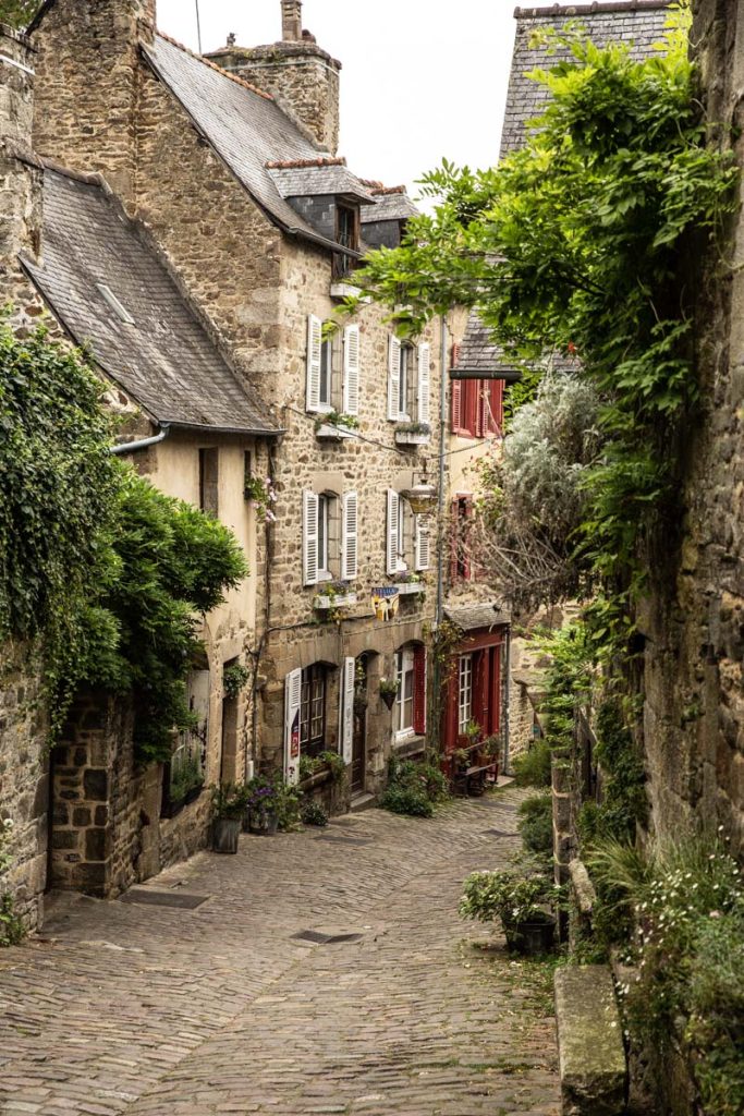 Dinan et ses petites rues pavées à découvrir au printemps