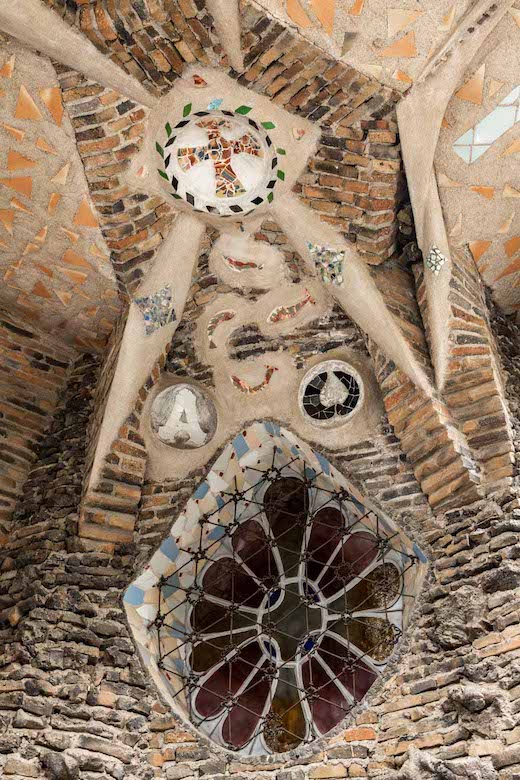 arc-exterieur-crypte-guell