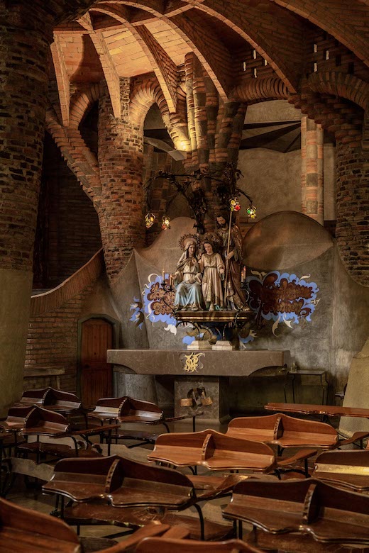 interieur-crypte-guell