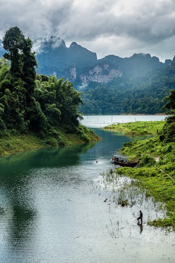 pêcheur sur le lac de Cheow Lan