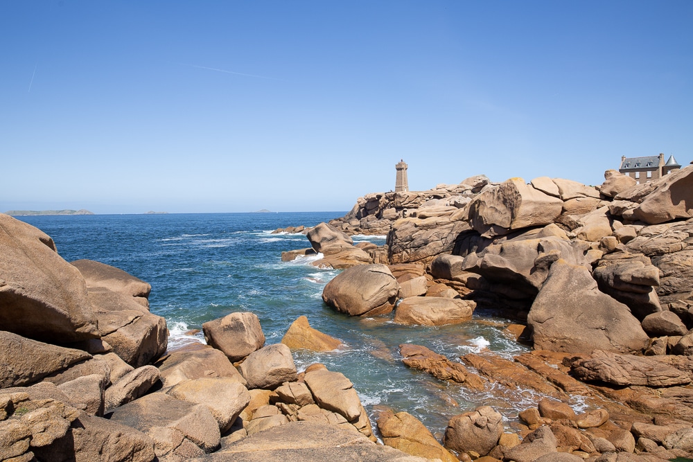 Mean Ruz, phare de ploumanach cote de granit rose au printemps