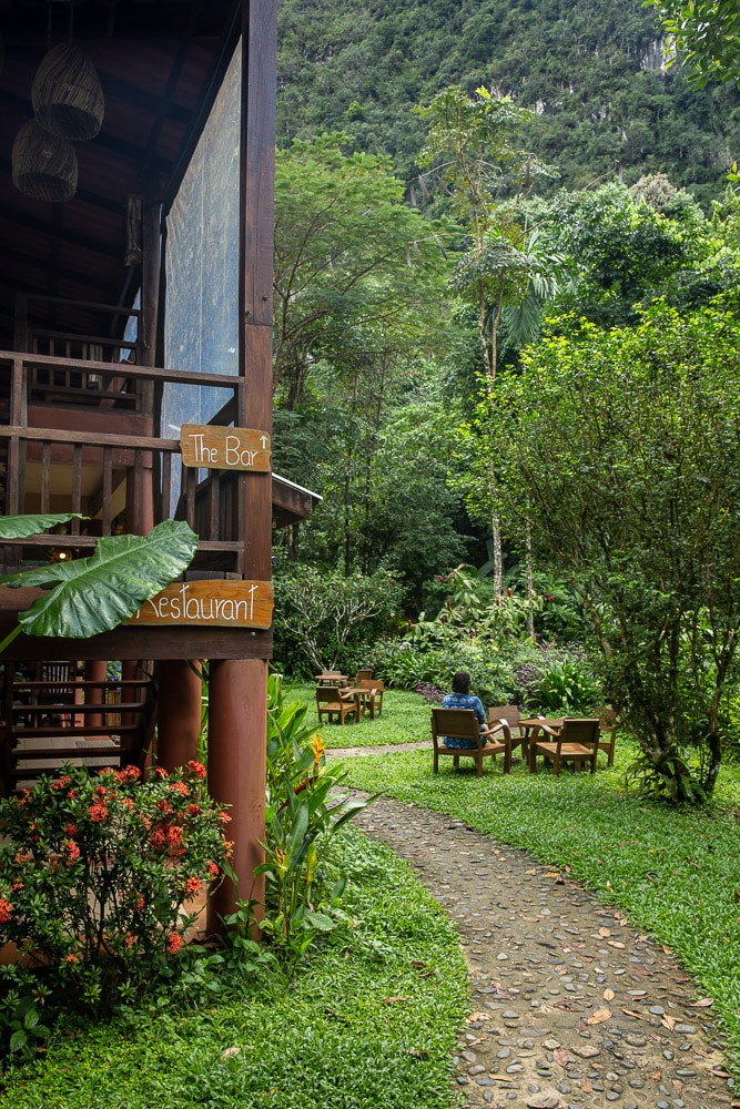 le restaurant et la terrasse de Our Jungle house à Khao sok se trouve aux portent de la jungle