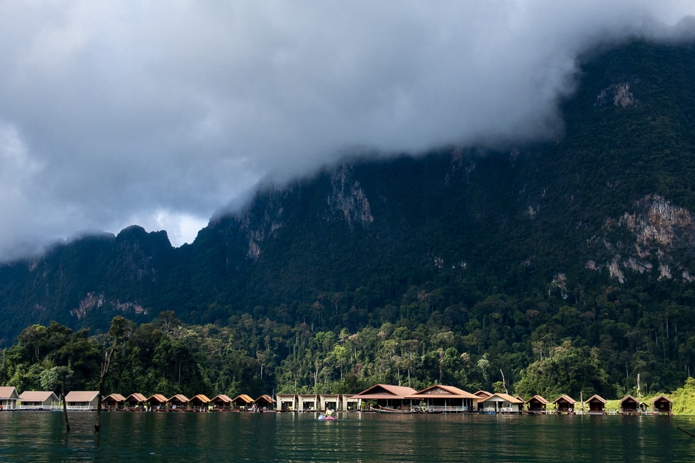 hotel flottant au pied de montagnes embrumées sur le lac Cheow Lan
