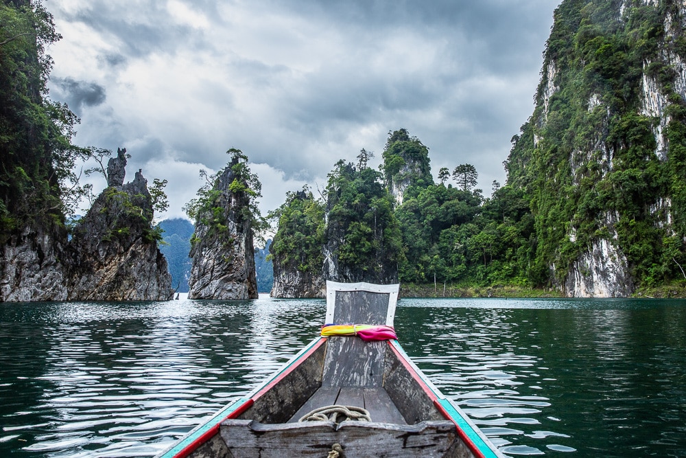 Bateau longue queue sur le lac de Cheow Lan dans le parc de Khao Sok
