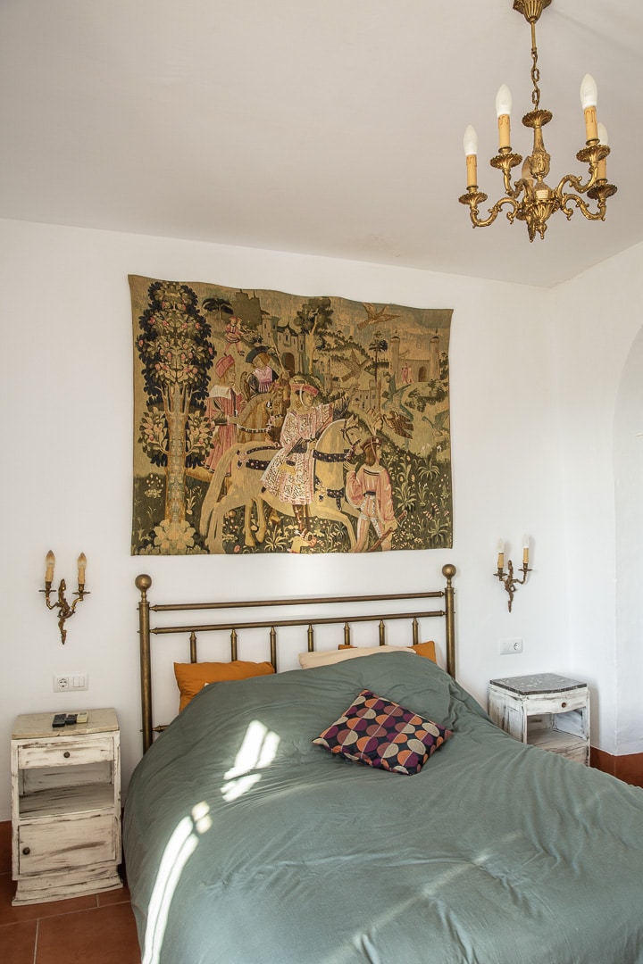Vue intérieure aux tons olive de la chambre la palmera