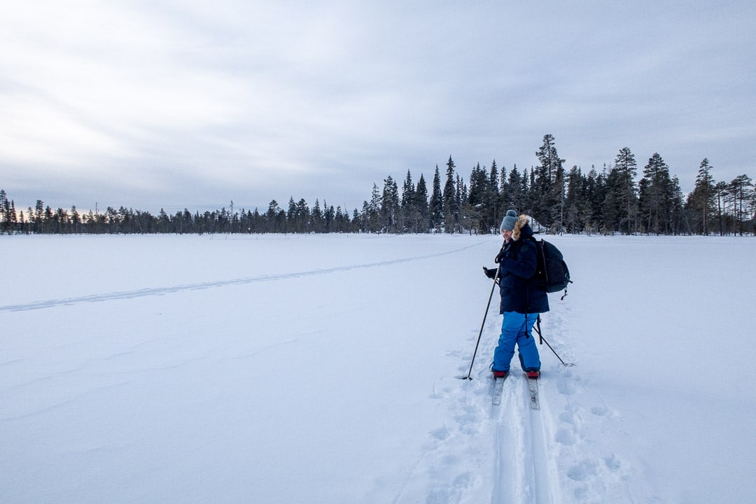 initiation ski traditionnel sur un lac gelé en Finlande