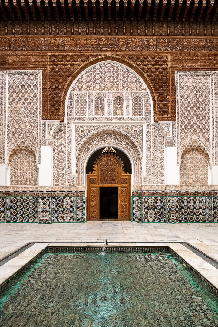 Cour intérieure de la medersa Ben Youssef dans la médina de Marrakech