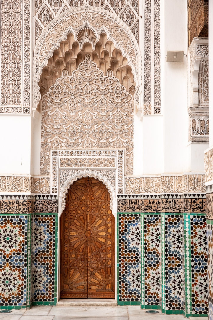 Détail de l'architecture de la medersa ben youssef, à base de bois, de stuck et de faïence